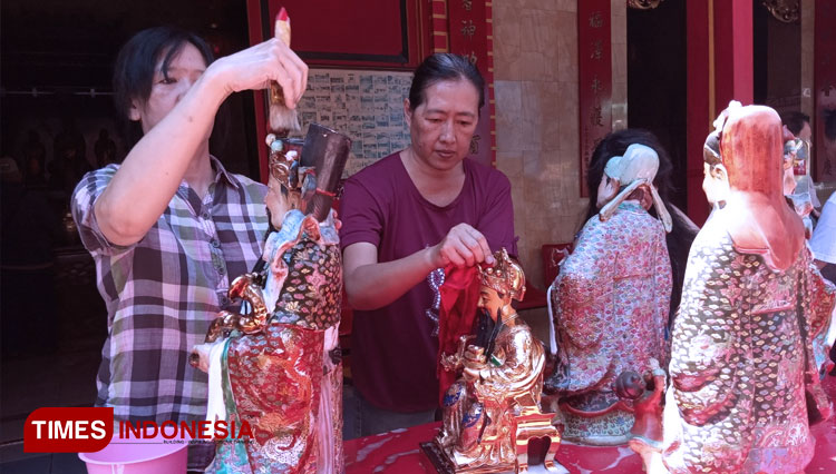 Several Chinese cleaning the ornaments in En Ang Kiong Temple, Malang. (Picture by: Delfi Nihayah/TIMES Indonesia)