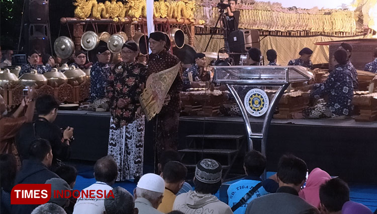 Rektor UAD, Dr. Muchlas, MT seusai menyerahkan Wayang kulit kepada Dalang Ki Seno Nugroho di Kampus Utama UAD. (FOTO: Ahmad Tulung/TIMES Indonesia) 