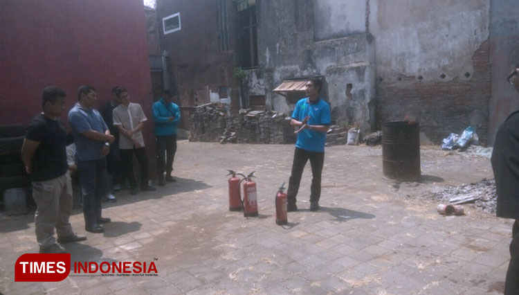 Staff diberikan pengarahan oleh tim pemadam kebakaran Malang cara menggunakan APAR. (FOTO: AJP/TIMES Indonesia)