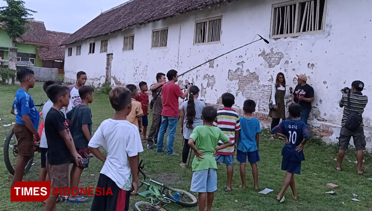 Suasana syuting Piscok Pilems di lapangan SD Klagen Gambiran Kecamatan Maospati Magetan. (Foto: MK. Adi Nugroho/TIMES Indonesia)