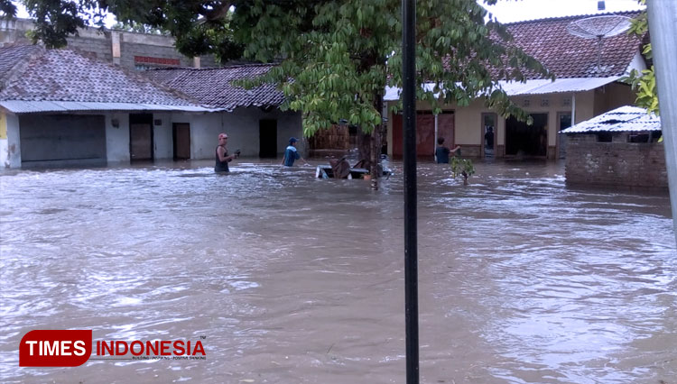 Warga sedang mengevakuasi barang barang (FOTO: Rizki Alfian/TIMES Indonesia)
