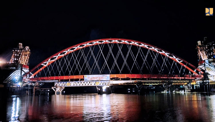 Kementerian PUPR RI tengah menyelesaikan pembangunan Jembatan Tumbang Samba yang menghubungkan Desa Telok dan Desa Samba Danum, di Kecamatan Katingan Tengah, Provinsi Kalimantan Tengah.(FOTO: Biro Komunikasi Publik Kementerian PUPR RI)