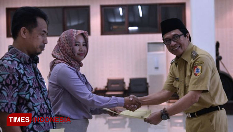 Wakil Bupati Jember KH Abdul Muqit Arief menyerahkan surat penugasan kepada sejumlah GTT yang mengajukan mutasi. (Foto: Dody Bayu Prasetyo/TIMES Indonesia)
