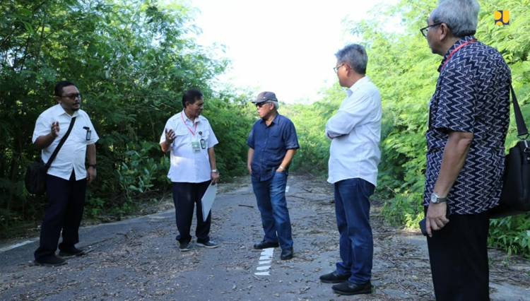 Menteri PUPR RI Basuki Hadimuljono saat meninjau proyek peningkatan jaringan jalan KSPN Labuan Bajo.  (FOTO: Biro Komunikasi Publik Kementerian PUPR RI)