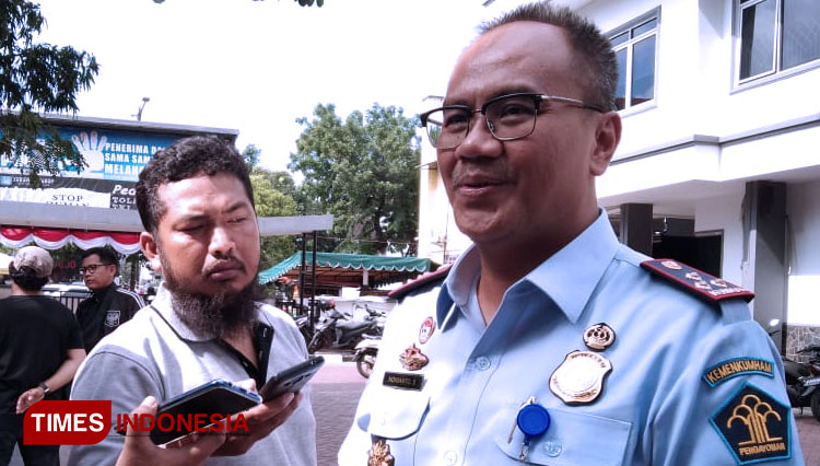 Kepala Kantor Imigrasi Kelas I Khusus Non TPI Jakarta Barat, Novianto Sulastono saat melakukan konfrensi pers (FOTO: Edi Junaidi Ds/TIMES Indonesia)