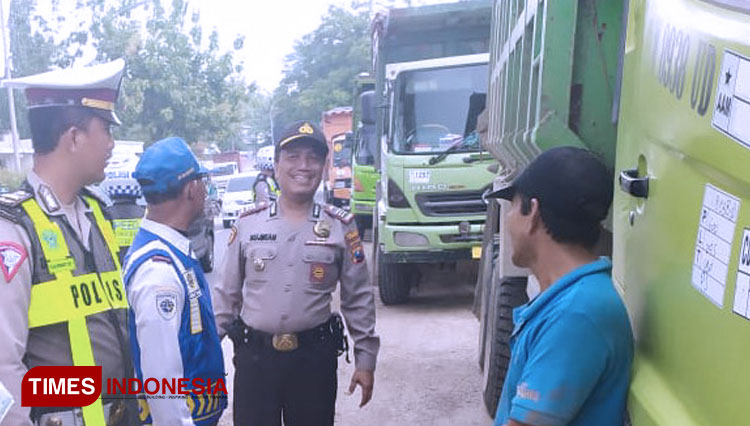 Petugas Gabungan Kembali Razia Dump Truck di Gresik