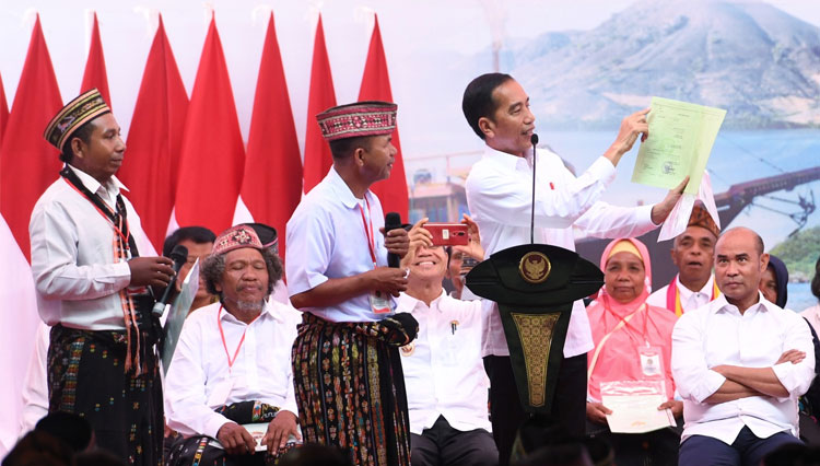 Presiden RI Joko Widodo (Jokowi) membagikan sertifikat tanah di NTT pada Selasa (21/1/2020) (Foto: Setkab RI for TIMES Indonesia)