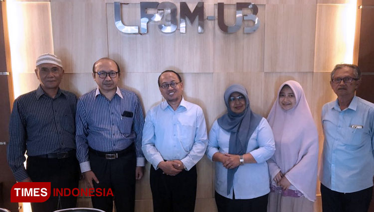 Rektor uwg, Dr. Agus Tugas Sudjianto, ST.MT (baju biru telor asin) diterima tim LP3M UB. (FOTO: AJP TIMES Indonesia)