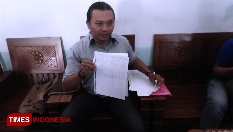 Kuasa hukum warga Wiwid Tuhu SH MH ketika menjelaskan tuntutan Konsinyasi. (FOTO: Binar Gumilang/TIMES Indonesia)