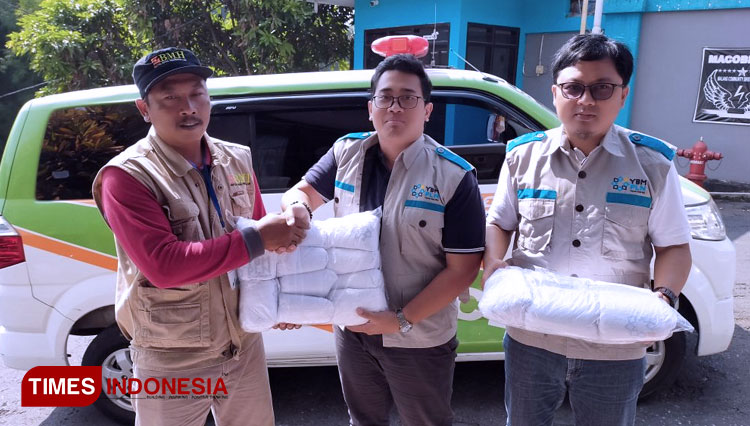 Ketua YBM PLN UP 3 Malang, Fahmi Setyansah Amari (tengah) secara simbolis menyerahkan Paket Bantuan untuk Duafa kepada Petugas dari BMH di Kantor PLN Malang, Rabu (22/1). (FOTO: AJP TIMES Indonesia)