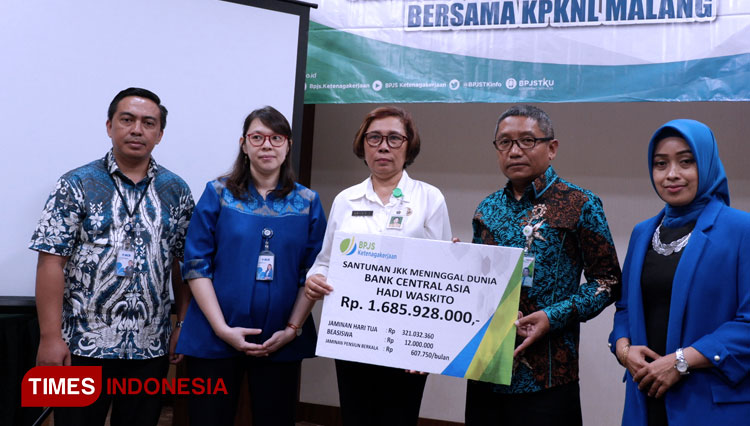Ahli waris dari tenaga kerja atas nama Hadi Waskito (tengah) saat menerima santunan Jaminan Kecelakaan Kerja (JKK) dari BPJS Ketenagakerjaan Cabang Malang. (FOTO: Naufal Ardiansyah/TIMES Indonesia)
