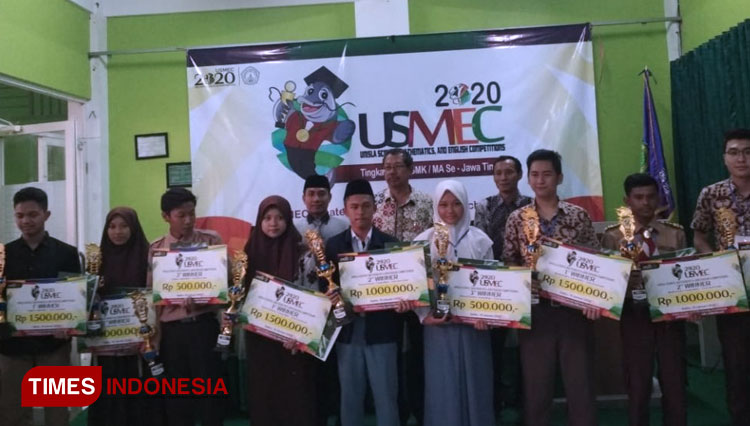 Para pemenang foto bersama usai penutupan Olimpiade Unisla Science, Mathematics, and English Competition (Usmec) 2020, Sabtu, (18/1/2020). (Foto: Rif’atul Machmudah/AJP TIMES Indonesia)