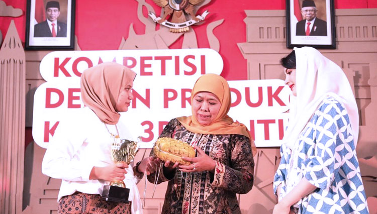 Gubernur Khofifah bersama Arumi Bachsin meninjau peserta kompetisi Desain Produk dan Kriya 3D Printing di AJBS Surabaya, Selasa (21/1/2020) malam. (Foto: Istimewa) 