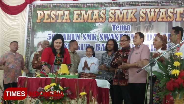 Pemotongan tumpeng ulang tahun ke-50 SMK Swastisari Kupang. (Foto: Yohanis Tkikhau/TIMES Indonesia)