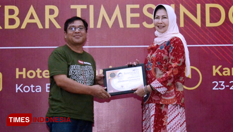 Wali Kota Batu, Dra Hj Dewanti Rumpoko M.Si menerima penghargaan dari TIMES Indonesia sebagai Tokoh Inspiratif Kota Batu tahun 2019, penghargaan ini diberikan oleh CEO TIMES Indonesia, Khoirul Anwar. (foto: Aditya Hendra Permana/TIMES Indonesia)