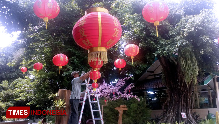 Some staff of Gembira Loka Zoo put the accessories to celebrate the Chinese New Year. (Picture by: Dwijo Suyono/TIMES Indonesia)