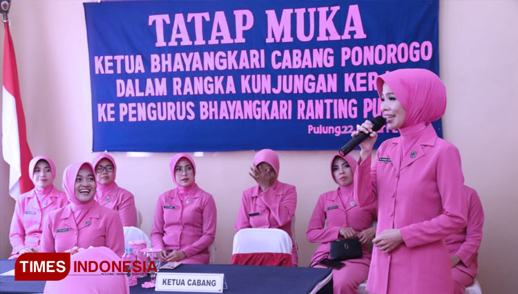 Ny. Inanda Arief berikan arahan dan motivasi kepada anggota Bhayangkari ranting Pulung. (FOTO: Marhaban/TIMES Indonesia)