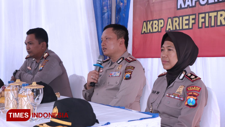 Kapolres Arief Fiteianto beri arahan kepada anggota Polsek Ponorogo. (foto: Marhaban/TIMES Indonesia)