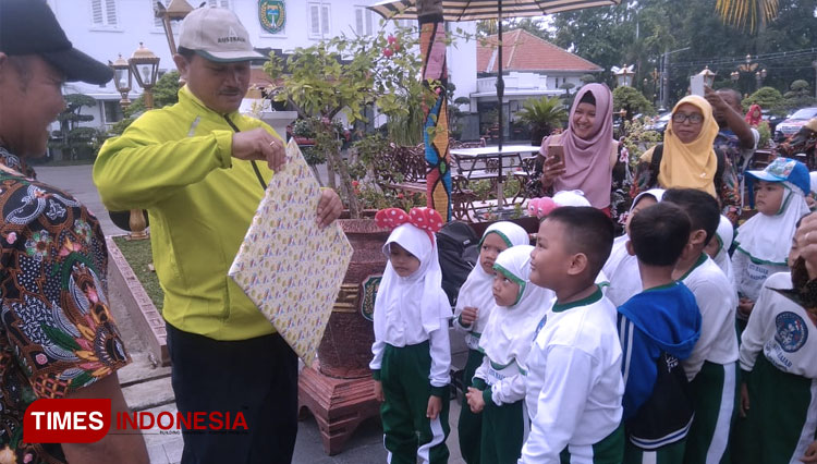 Wali Kota Madiun H.Maidi saat menerima cindera mata dari anak-anak TK Siti Hajar 1 di depan Balai Kota Madiun, (FOTO: Pamula Yohar C/ TIMES Indonesia).
