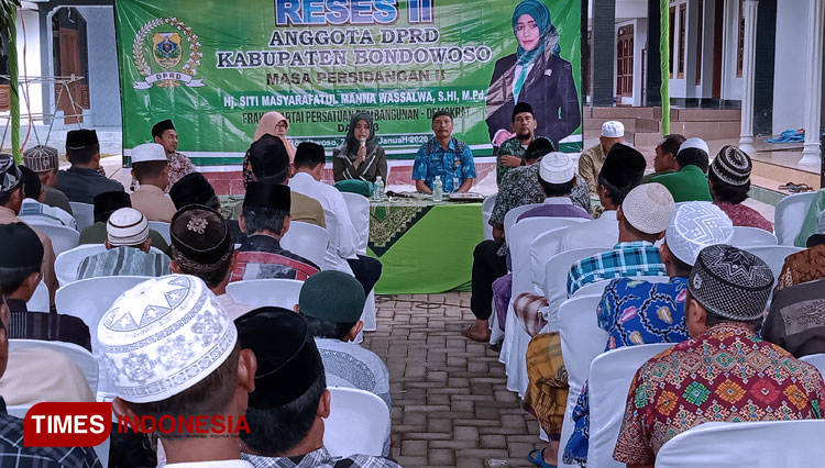 Anggota DPRD Bondowoso, Fraksi PPP, Siti Masyarafatul Manna Wassalwa atau yang akrab disapa Neng Ufa saat menanggapi aspirasi warga. (FOTO: Moh Bahri/TIMES Indonesia)