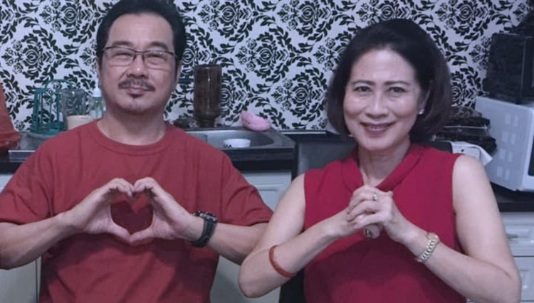 Sutjipto Joe Angga bersama istri dalam perayaan Sincia, Kamis (23/1/2020). (FOTO: Istimewa)