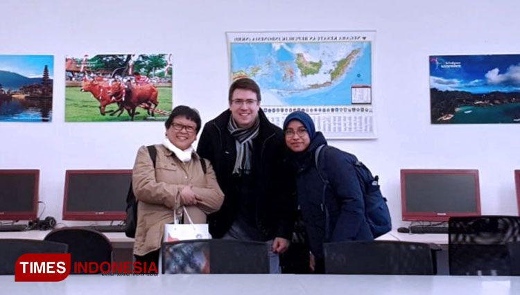 DARI KIRI: Toetik Koesbardiati, Ondrej Pokorny, dan Afifah Rahmania saat berada di Faculty of Arts Palacky University, Selasa (21/01/2020). (FOTO: ajp.TIMES Indonesia)