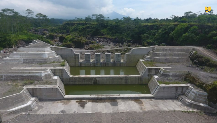 Sabo Dam Kali Woro dibangun untuk menahan dan mengurangi kecepatan aliran lahar yang membawa material vulkanik Gunung Merapi. (FOTO: Biro Komunikasi Publik Kementerian PUPR RI)