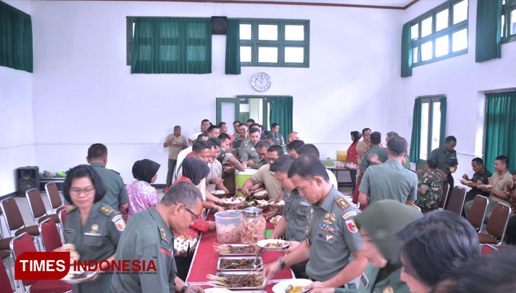 Makan Satu Meja Bersama Anggota Menjadi Cara Danrem 083/Bdj Perkokoh Kebersamaan
