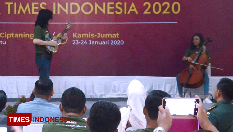 Ester Kurnianingsih, saat berkolaborasi dengan gitaris gawai, Doddy Hermanto alias Mr D. (FOTO: Noval/TIMES Indonesia)