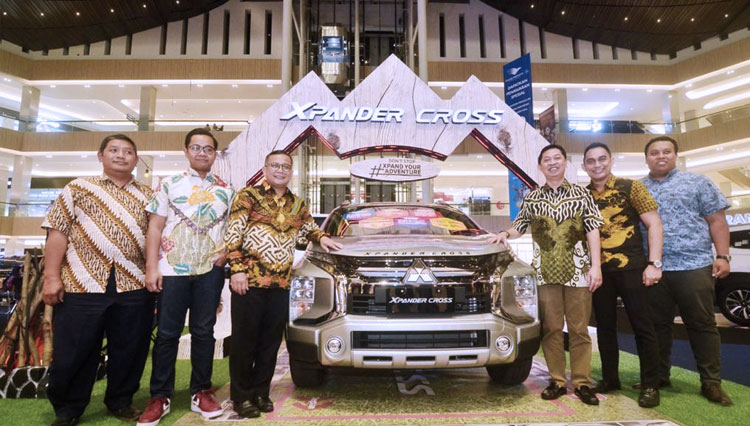ajaran direksi Mitsubishi mengunjungi ajang Mitsubishi Motors Auto Show di Pakuwon Mall Surabaya, Kamis (23/1/2020) malam. (FOTO: Istimewa)