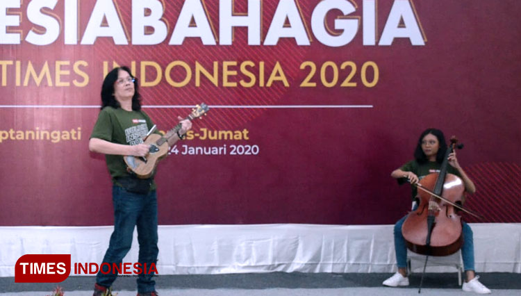 Gitaris Doddy Hermanto kolaborasi bersama Ester dalam acara Rapat Akbar TIMES Indonesia 2020 di Hotel Ciptaningati, Batu, Kamis (23/1/2020) malam. (FOTO: Adhitya Hendra TIMES Indonesia)
