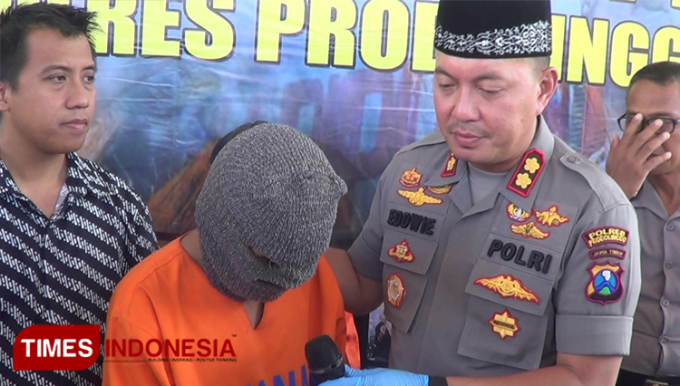 Tersangka diintrogasi Kapolres Probolinggo AKBP Eddwi Kurniyanto.(FOTO: Dicko W/TIMES Indonesia)