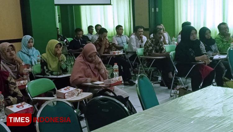 Para peserta gayeng mengikuti Forum Group Discussion (FGD) bersama Koordinator PD, Iskandar, Kabupaten Lamongan, di Auditorium Unisla, Rabu, (22/1/2020). (FOTO: Rif’atul Machmudah/AJP TIMESIndonesia)