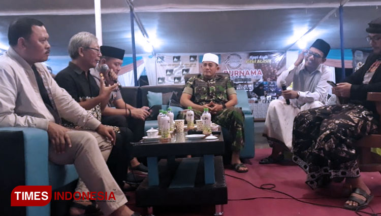 Suasana saat Dandim dan Kapolres Probolinggo ikut nimbrung di acara Muktamar Kopi Pesantren (foto: Ryan/TIMES Indonesia)