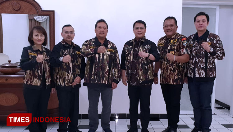 Ketua Dewan Pertimbangan PP GM FKPPI, Ahmad Basarah foto bersama jajaran Pengurus Pusat GM FKPPI saat silaturrahim bersama Wakil Menteri Pertahanan (Wamenhan) Sakti Wahyu Trenggono di Jakarta, Sabtu (25/1/2020). (FOTO: TIMES Indonesia)