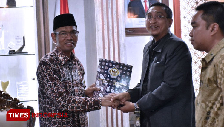 Sekda Bantul, Drs Helmi Jamharis terima surat tugas dari pengendali teknis pemeriksaan, Cahyadi Anjar Nugroho. (FOTO: Setda Bantul/DJ TIMES Indonesia)