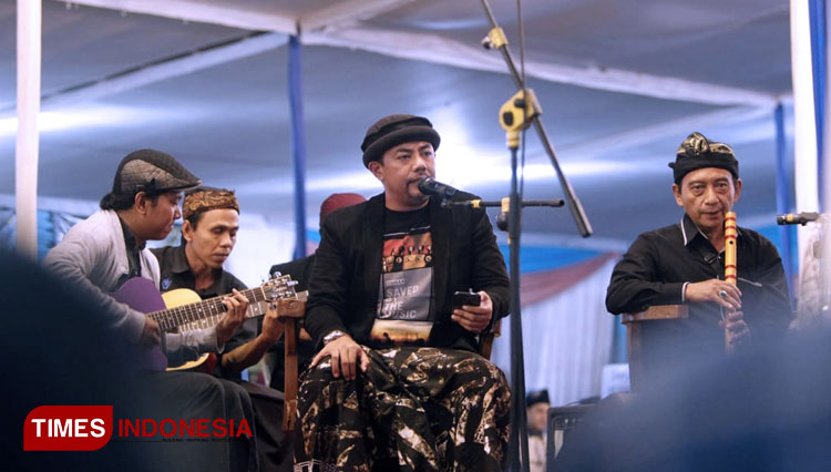 Gus Haris saat membawakan tujuh lagu di acara Muktamar Kopi Pesantren. (Foto: Ryan H/TIMES Indonesia)