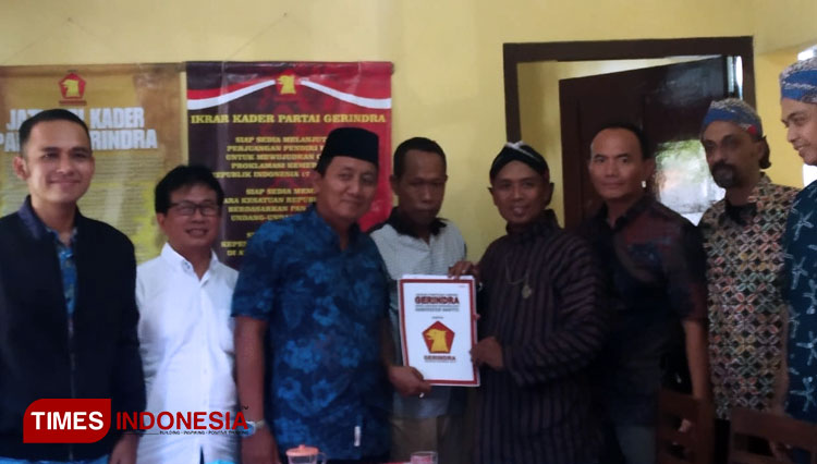 Nur Rahmat saat mendaftar pada penjaringan calon wakil bupati yang digelar partai gerindra (foto: totok hjdayat/TIMES Indonesia)