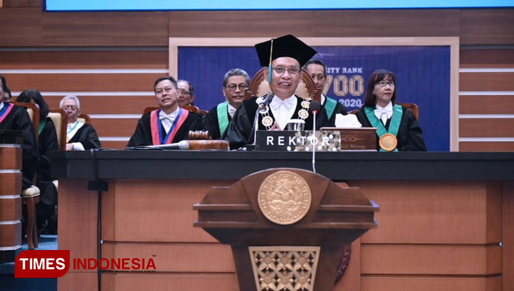 Rektor UNAIR Prof Moh Nasih mengukuhkan sebanyak 657 mahasiswa baru program doktor, magister, spesialis, dan profesi semester genap tahun akademik 2019/2020 (FOTO: AJP/TIMES Indonesia)