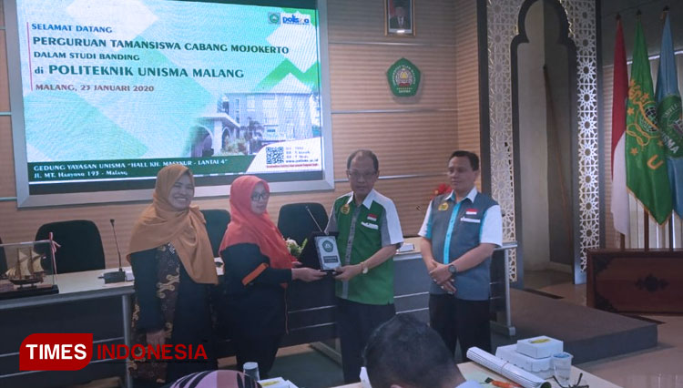 Ketua Yayasan Taman Siswa Mojokerto Bpk. Drs. V Darmawan, M.Pd menerima Cinderamata dari Direktur Polisma Ana Nuril A, S.T.,M.T. (FOTO: AJP/TIMES Indonesia)