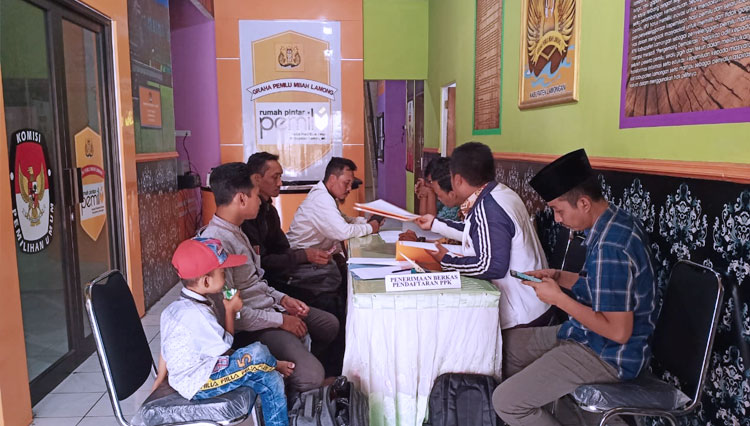 Para pelamar menyerahkan berkas pendaftaran PPK di Kantor KPU Lamongan. (FOTO: Istimewa)