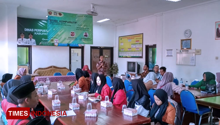 Studi Literasi, Komunitas Kompak Sambut Rombongan MTs dan MA Al-Arief Jate