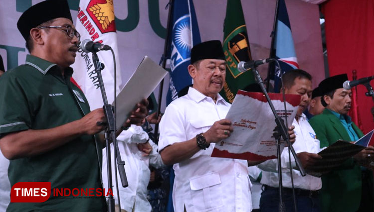 Lima partai berkoalisi memberikan pernyataan politik untuk mendukung Machfud Arifin sebagai calon Walikota Surabaya 2020-2024, Minggu (26/1/2020). (Foto: Lely Yuana/TIMES Indonesia)