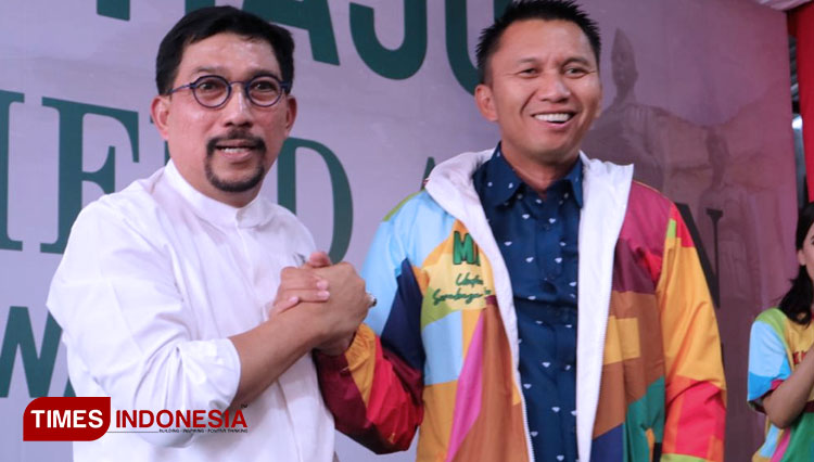 Machfud Arifin menampilkan kedekatan dengan Azrul Ananda di Posko Pemenangan Machfud Arifin Center Surabaya, Minggu (26/1/2020). (Foto: Lely Yuana/TIMES Indonesia) 