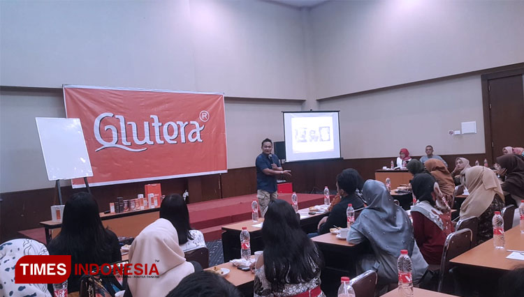 Maestro Glutera Andri Ariestianto saat memberikan materi The Power of Sales Magic di depan Gluver Muara Bungo. (FOTO: Glutera for TIMES Indonesia)