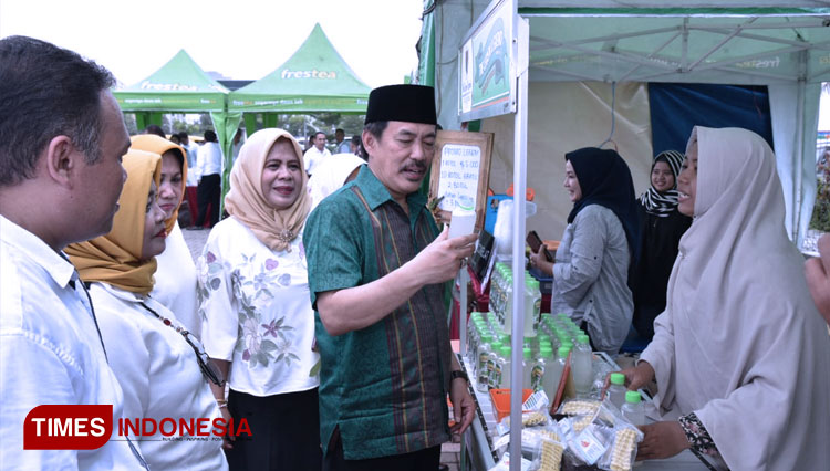 Plt. Bupati Sidoarjo H. Nur Ahmad Syaifuddin SH saat meninjau stand pameran UMKM Sidoarjo. (FOTO: Rudi Mulya/TIMES Indonesia)