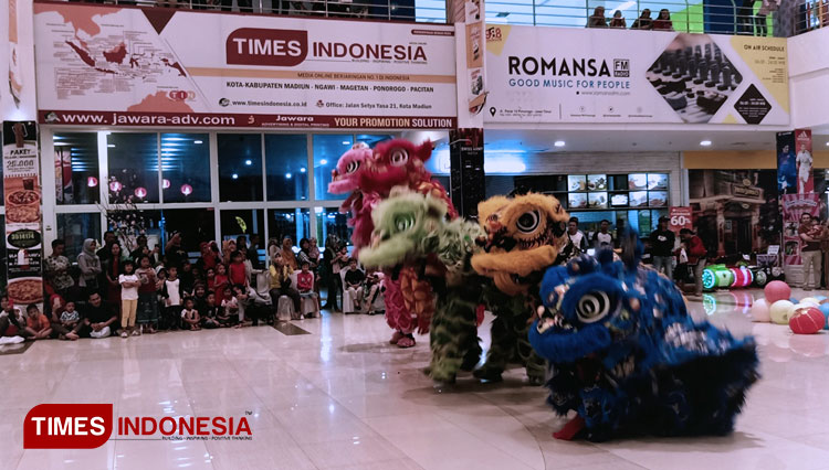 Atraksi barongsai di mal Ponorogo City Center. (Foto: Marhaban/TIMES Indonesia)