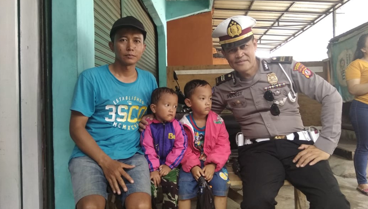 KBO Satlantas Polresta Bandung Iptu Iwan bersama dua anak hilang dan ayah kandungnya. (foto: Polresta Bandung)