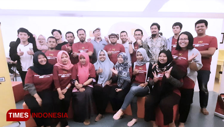 Pengusaha muda peserta pelatihan DJ, berfoto bersama usai kegiatan. (foto: Agus Afandi/TIMES Indonesia)