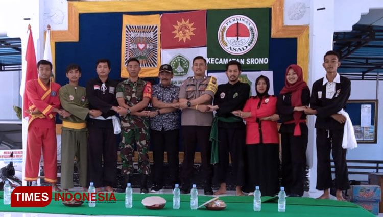 Perwakilan pengurus pencak silat se Kecamatan Srono berjabat tangan (Foto : Rizki Alfian/TIMESIndonesia)